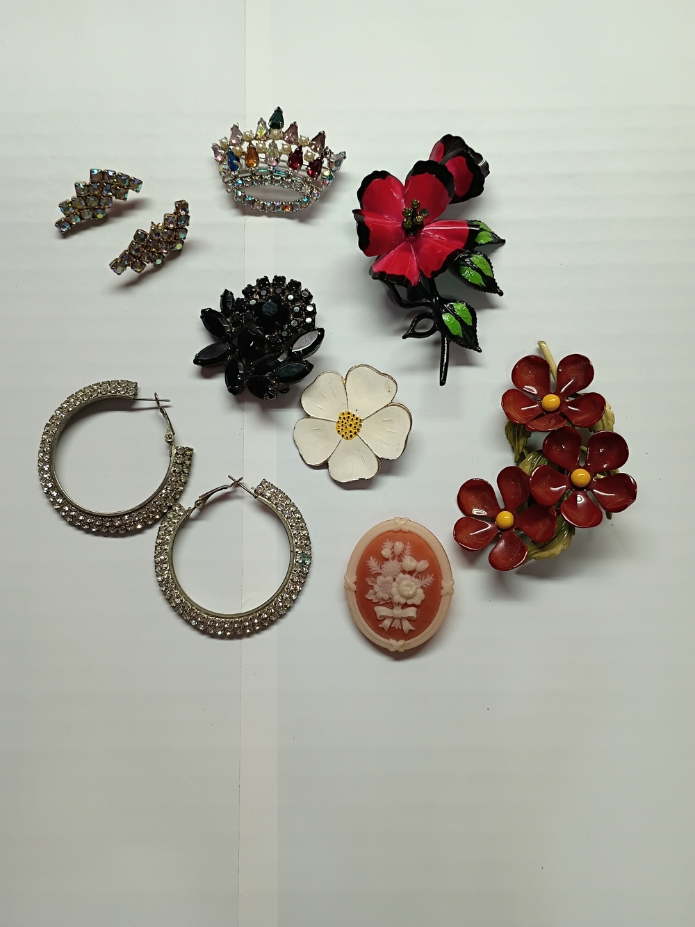 8 Pieces Of Vintage Jewelry Broach And Earrings